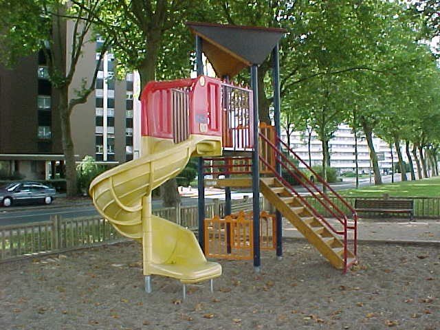 64 - OUI OUI, UN JEU D'ENFANT !.jpg